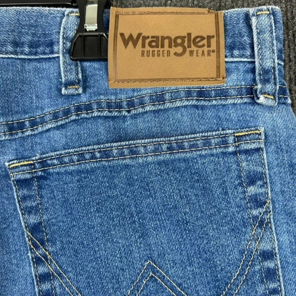 Wrangler Rugged Wear Jeans Mens 44x32 Blue Medium Wash Straight Denim Cowboy